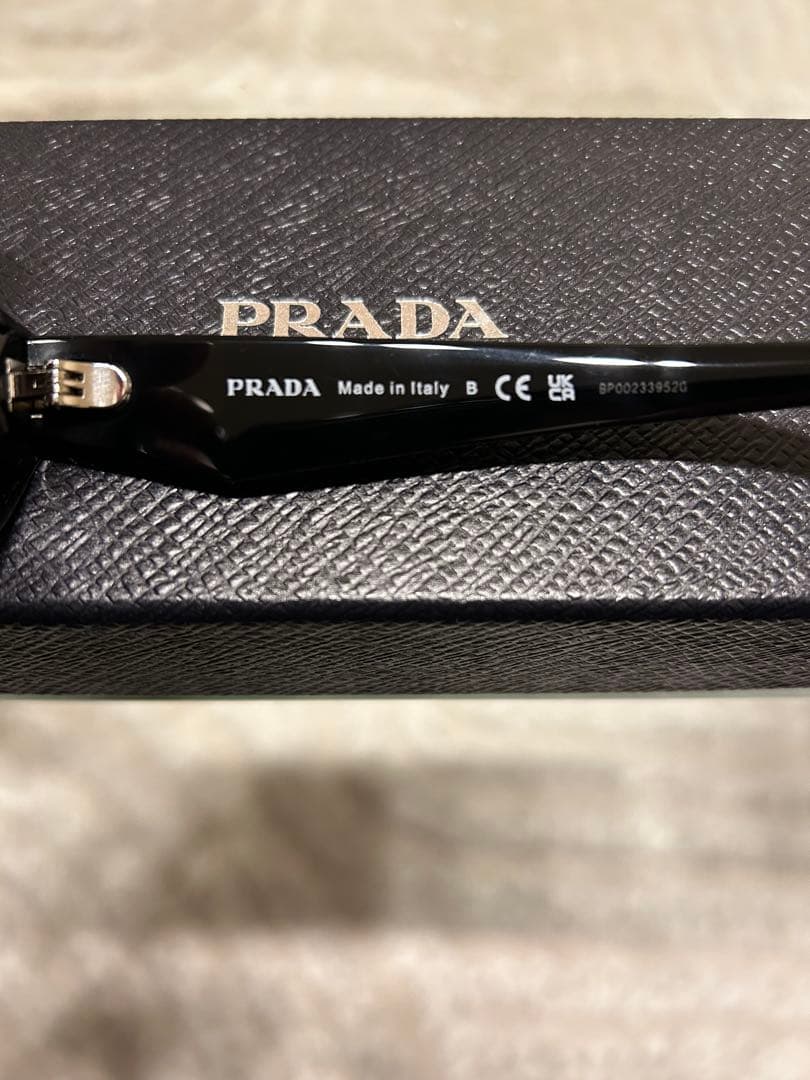 PRADA サングラス　キャットアイ型