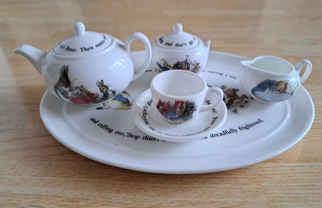 ウェッジウッド　ピーターラビット　ミニチュアティーセット(オーバルトレイ)