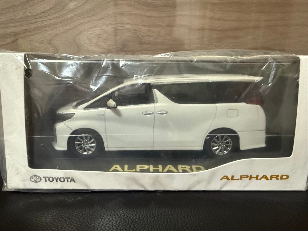 トヨタ アルファード 30系前期モデル 1/30 ミニカー ホワイトパール