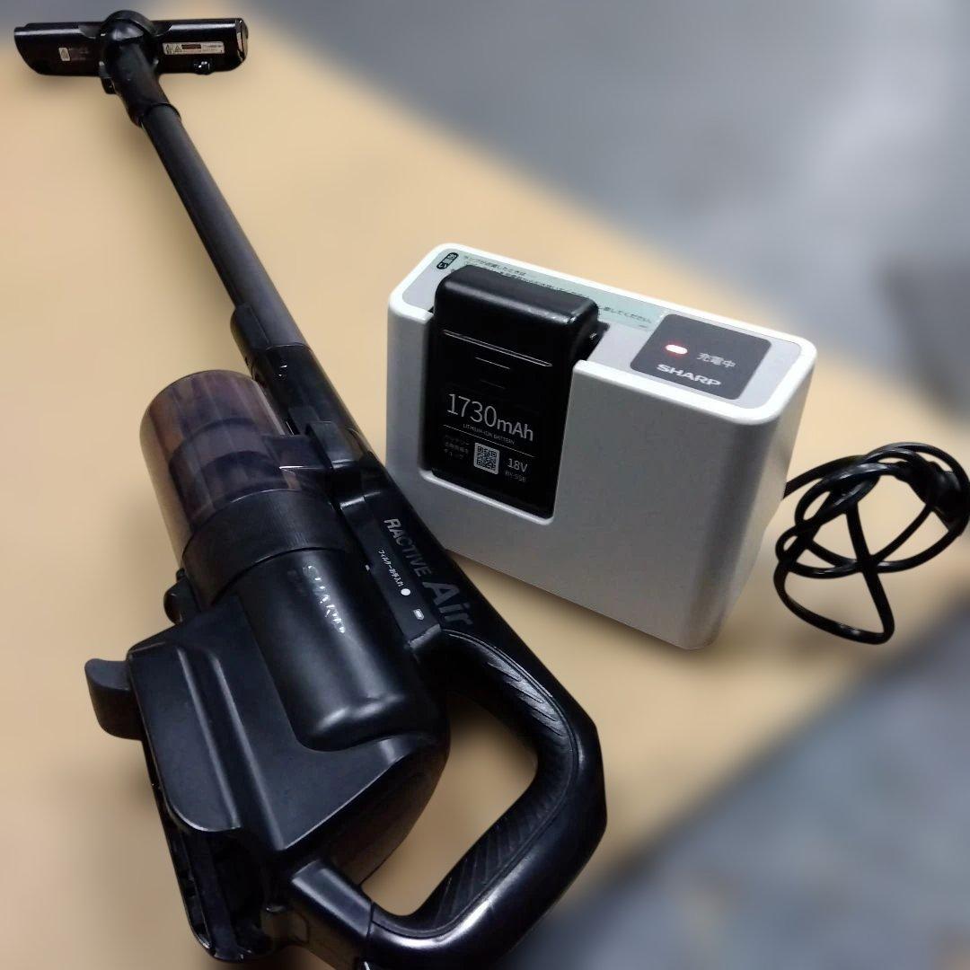①シャープ 軽量コードレススティッククリーナーEC-FR7充電器付き23年製