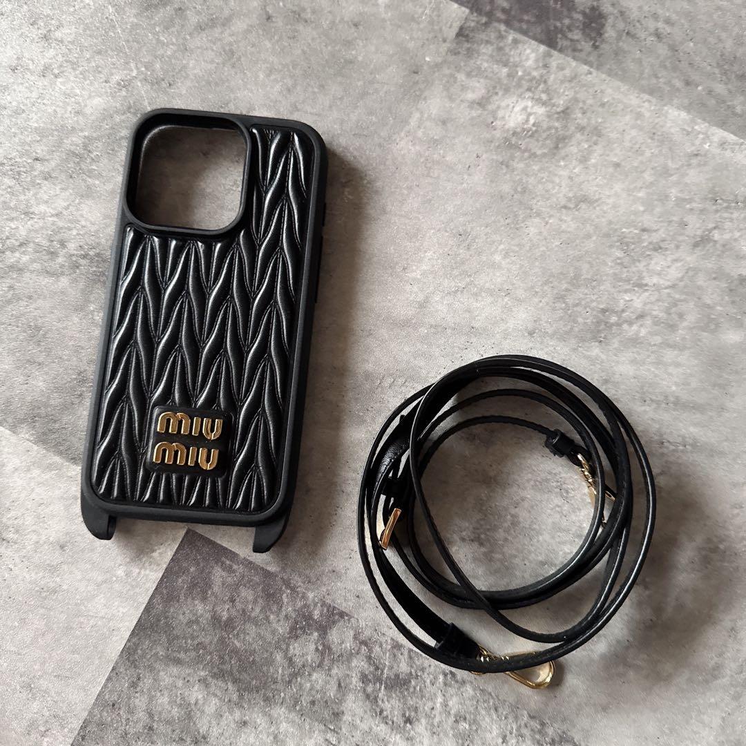 MIU MIU ブラック iPhone15proケース ストラップ付き