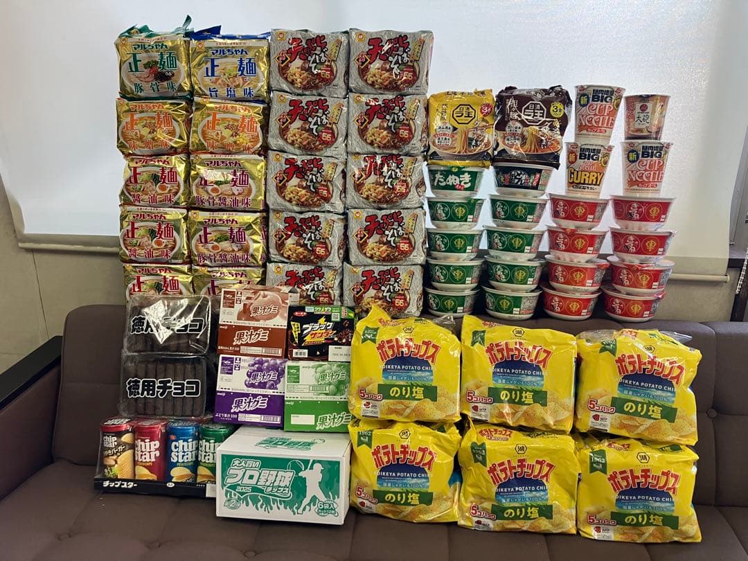 カップヌードルビッグ　インスタントラーメン　お菓子などのセット販売です。