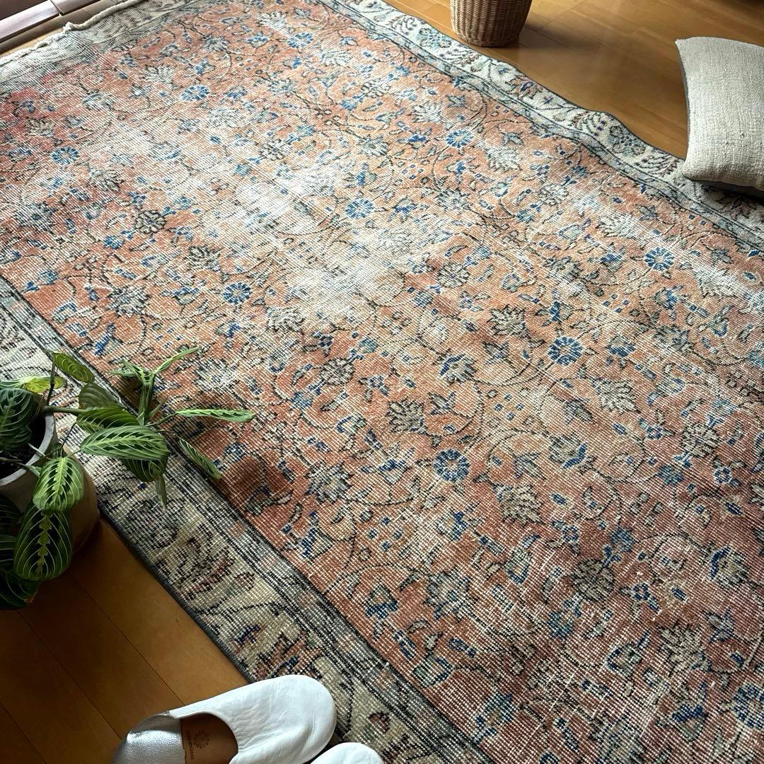 大判133×241ピンクベージュ　青い花　ボタニカル　トルコヴィンテージラグ