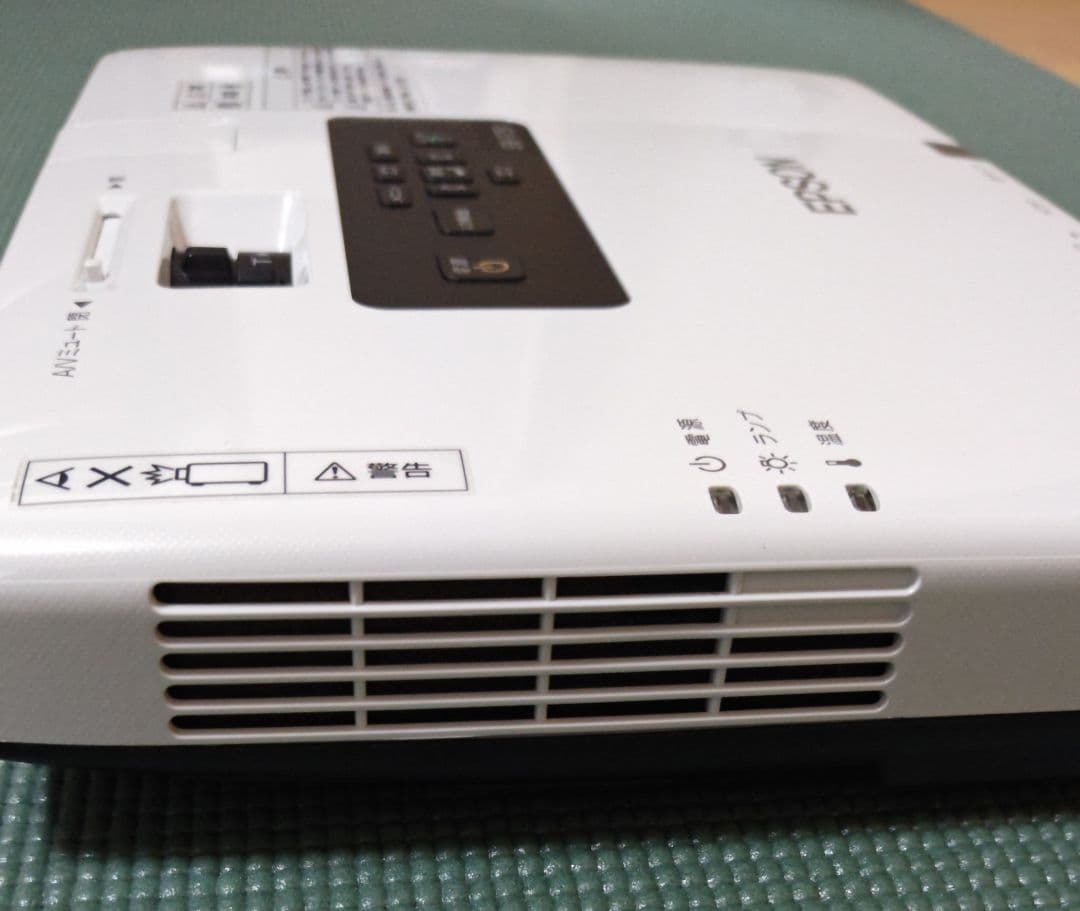 美品　プロジェクター エプソン EB-1751 持ち運びに便利なサイズ