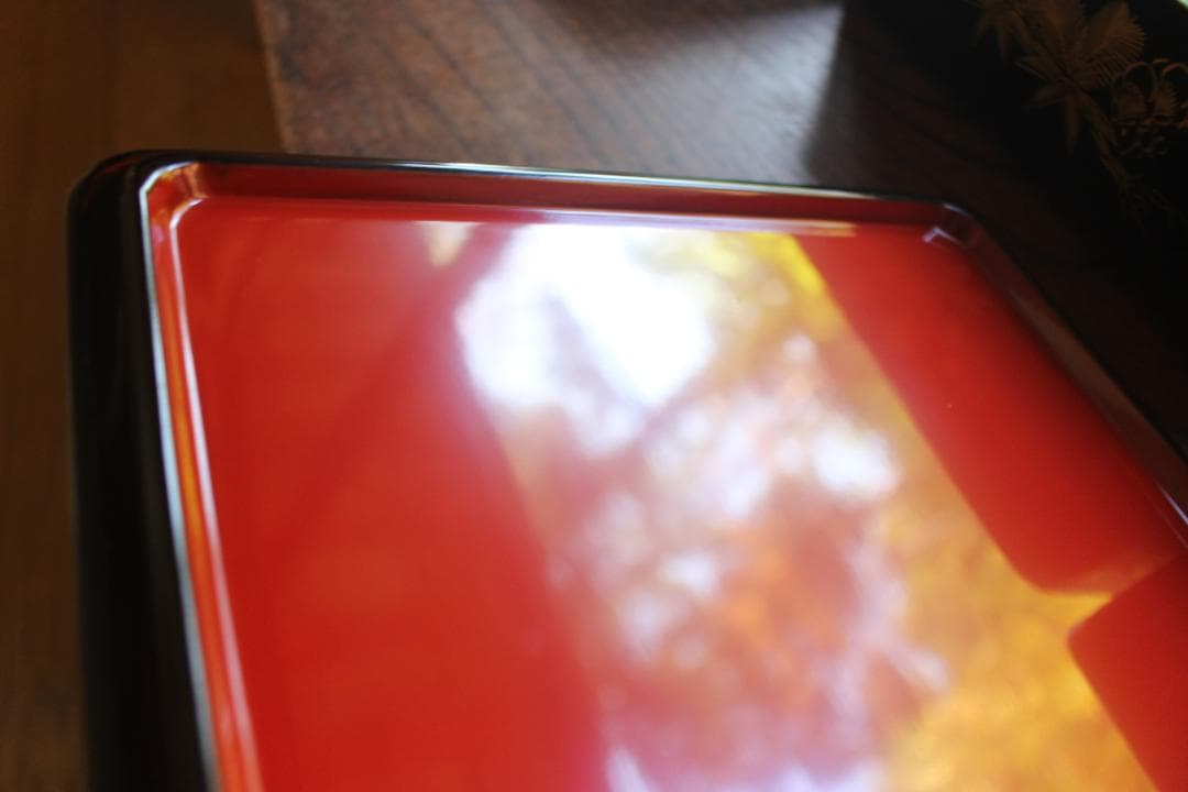 デッドストック！端正な内朱黒漆に優美な松竹梅沈金の輪島塗台付二段重（検重箱お重