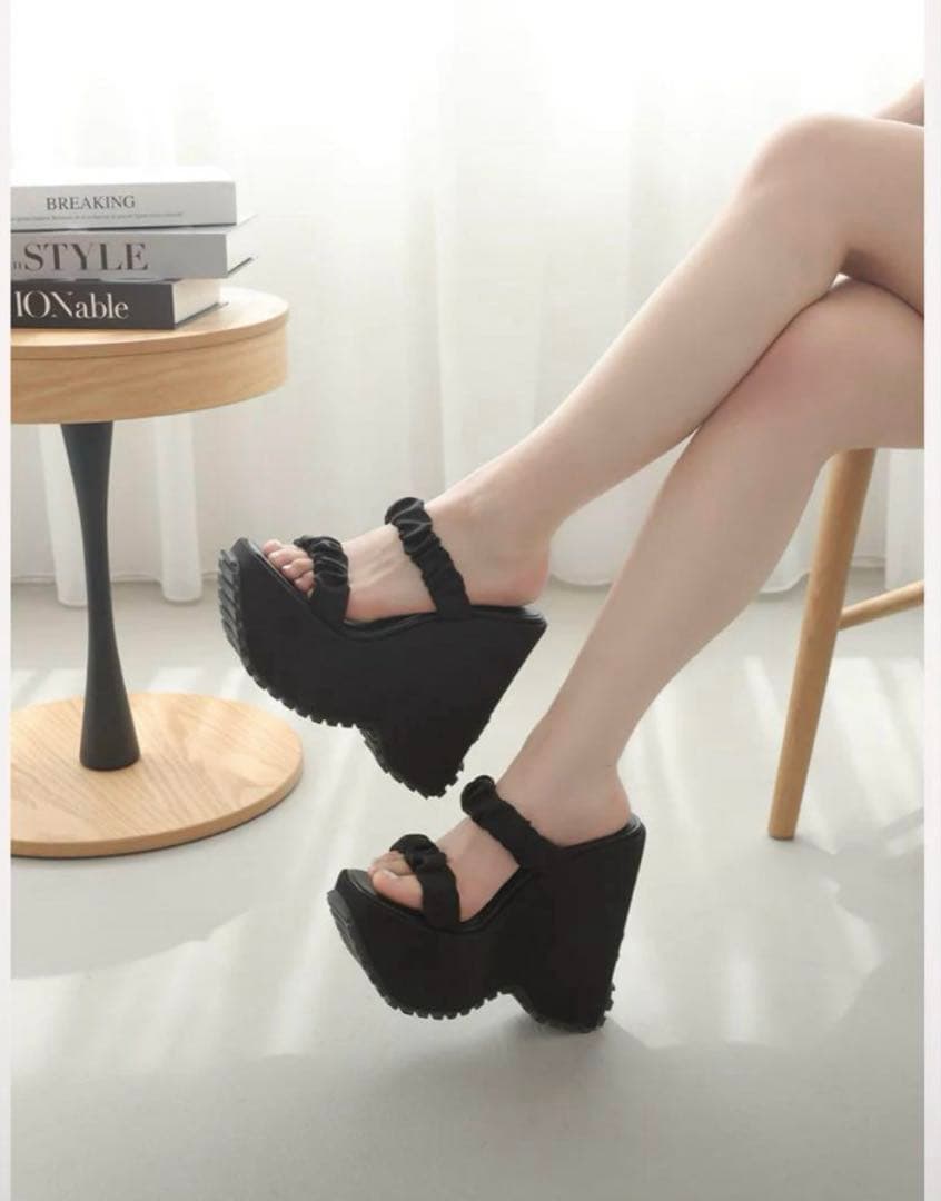 ダーリッチ サテンプラットフォームサンダル　Sサイズ