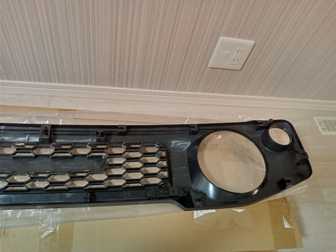 フロントグリル新型ジムニー、シエラ、ノマド、スズキエンブレムグリルガンメタリック