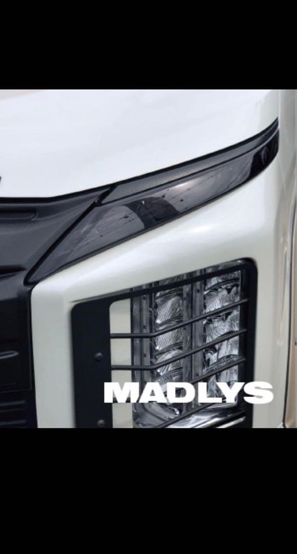 デリカD5(後期型)スモーク仕上げのMADLYS製のポジションランプカバー