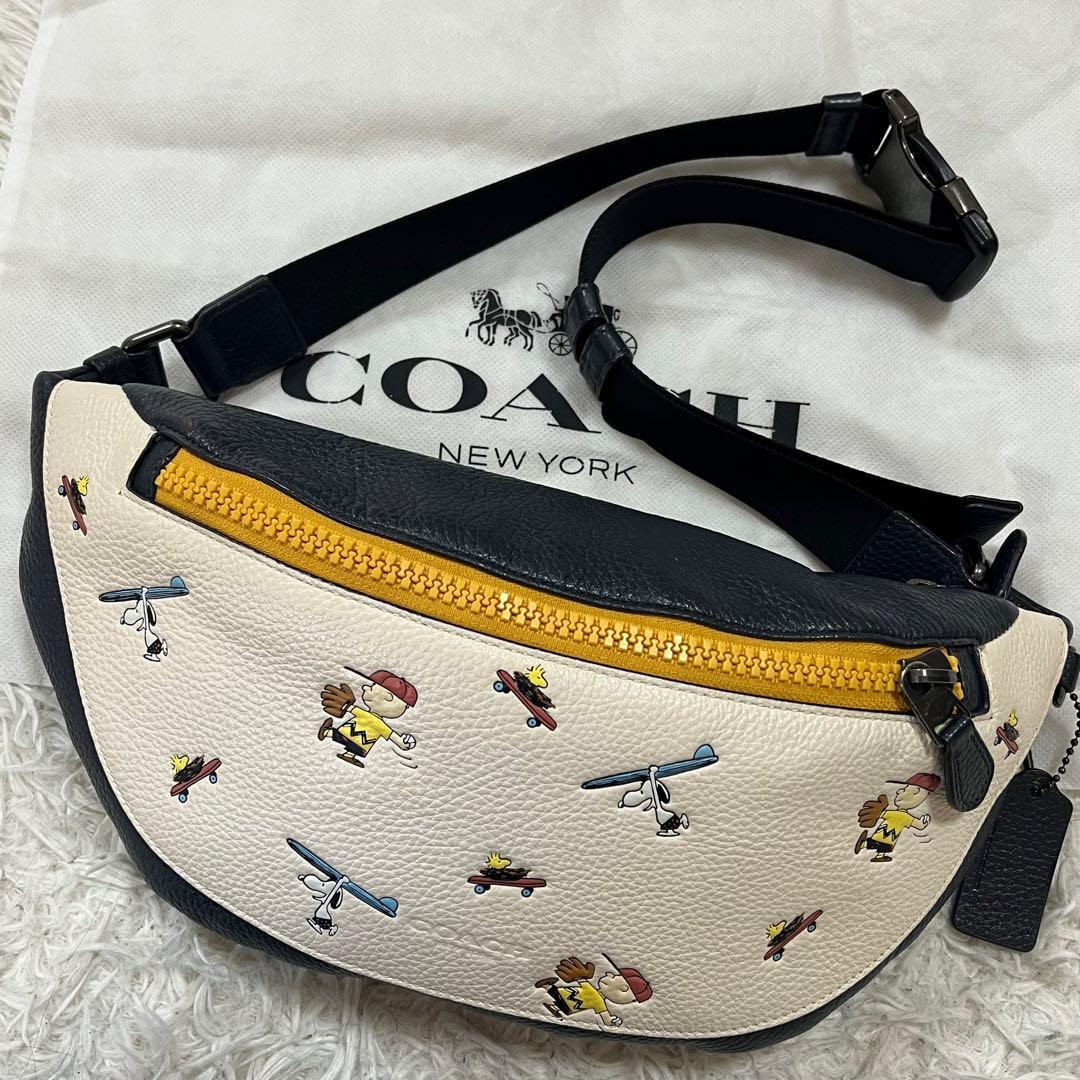 極美品✨限定品✨コーチ　ボディバッグ　スヌーピー　コラボ　レザー　ホワイト