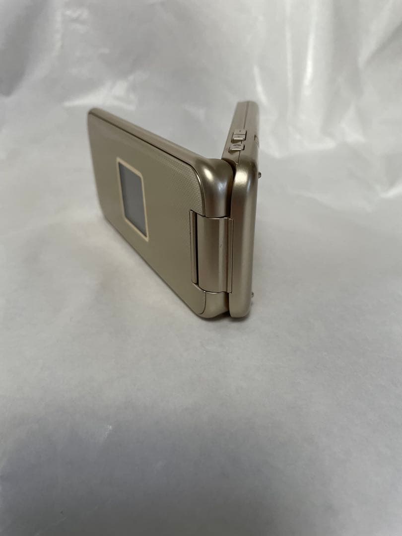 美品　docomo f-02j 折りたたみ式　らくらくホン　ゴールド ドコモ