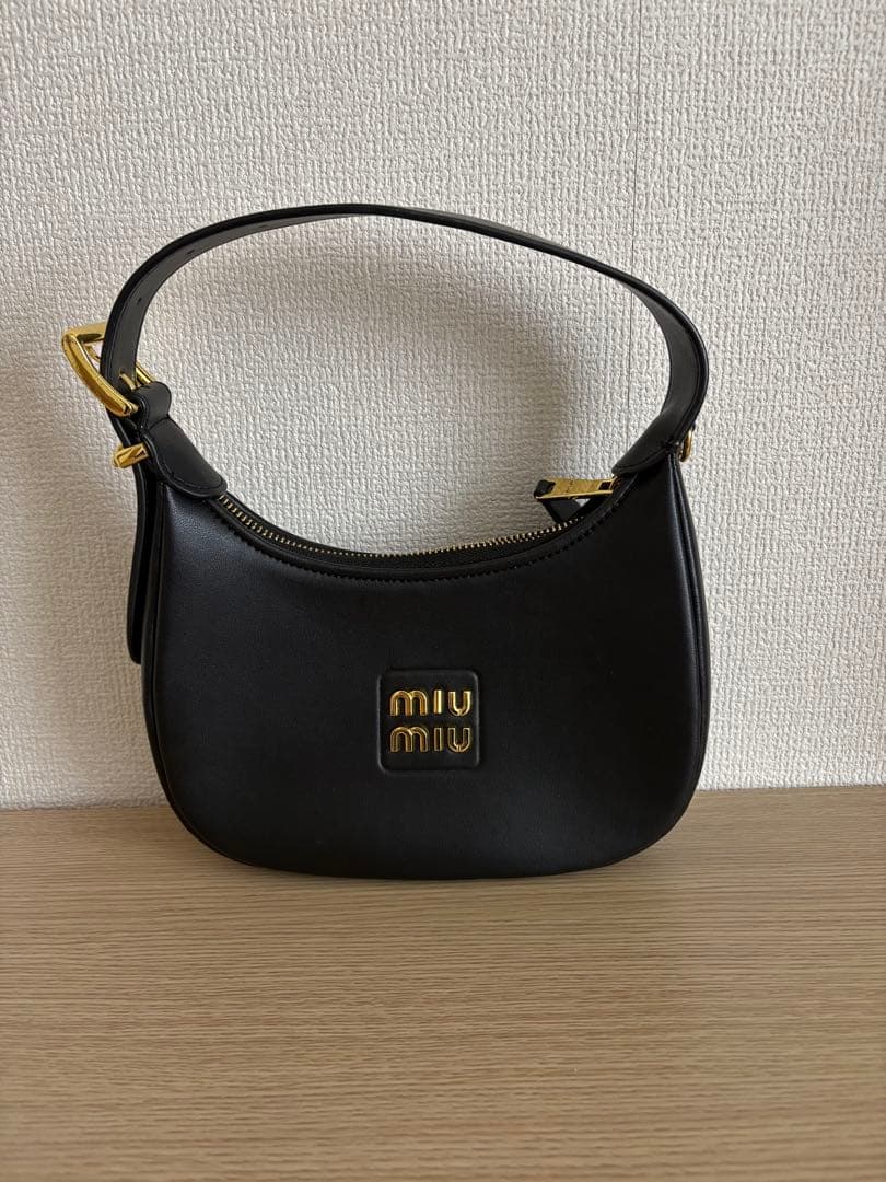 miu miu 黒 レザー ショルダーバッグ