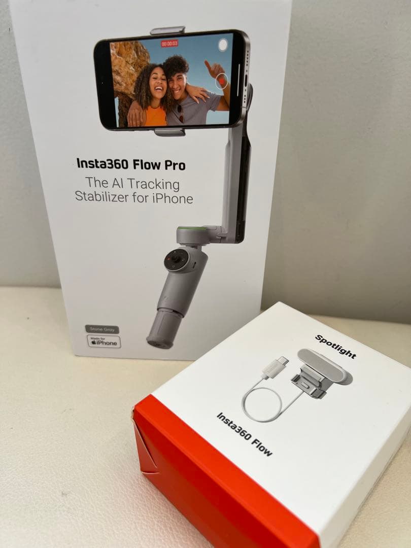 Insta360 Flow Pro スタビライザー（MagSafe、ライトつき）