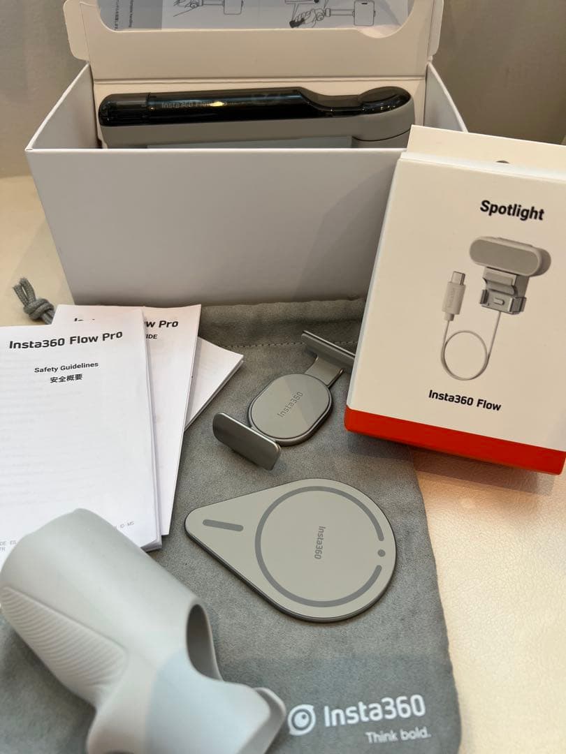 Insta360 Flow Pro スタビライザー（MagSafe、ライトつき）