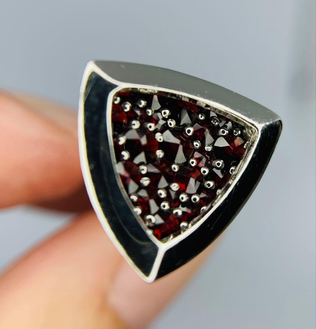 三角形デザイン カフリンクス パイロープガーネット シルバー仕上げ