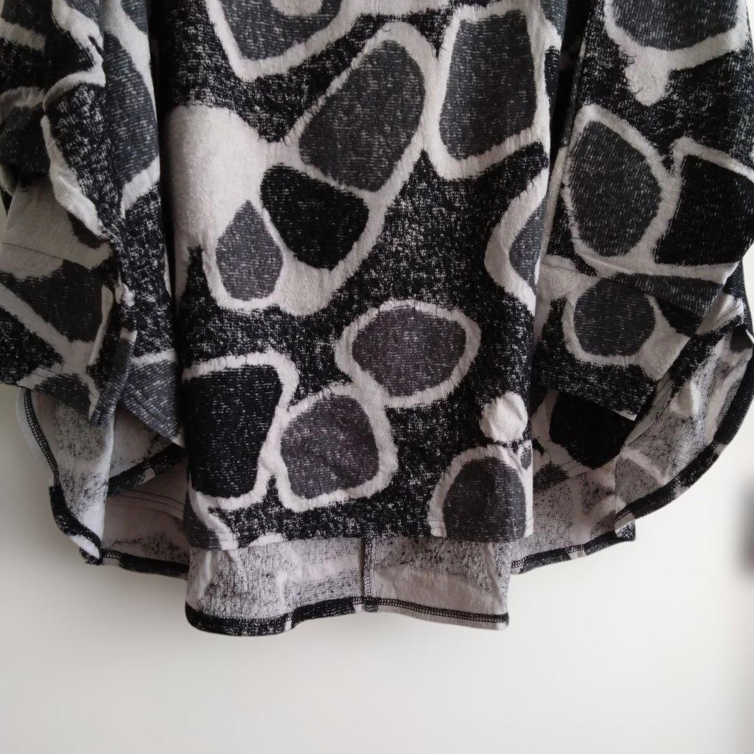 【新品】FUGAFUGA　黒と薄いグレー色の抽象模様 長袖チュニック　F