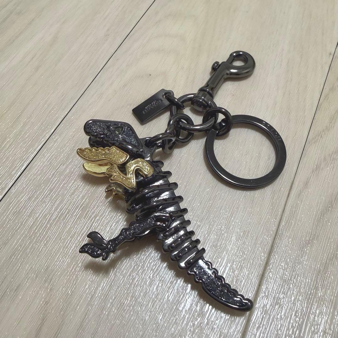 COACH コーチ レキシー 恐竜 グリッター ラメ キーホルダーバッグチャーム