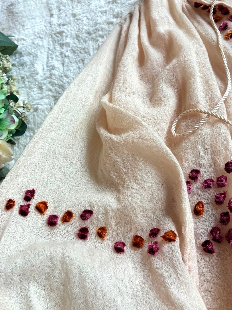 forte_forteフラワー刺繍ウールガーゼブラウス 春向け希少タッセル紐