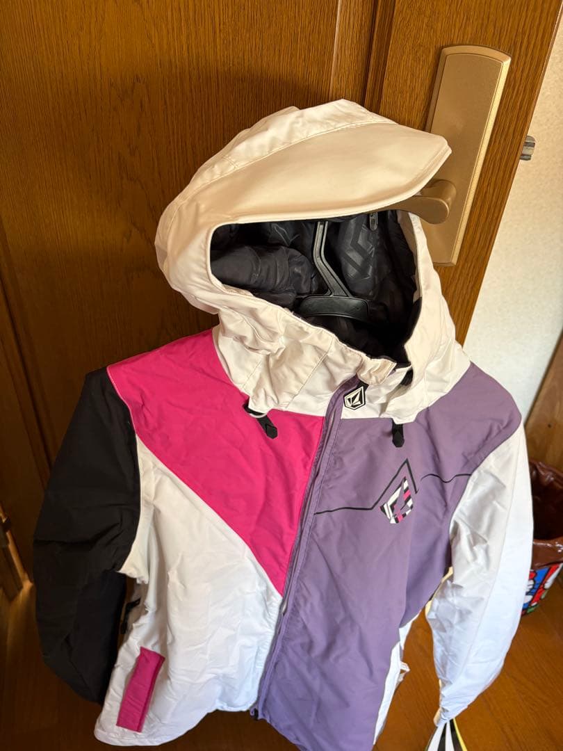 【新品・未使用】VOLCOM スノーボードジャケット Sサイズ（女性用）