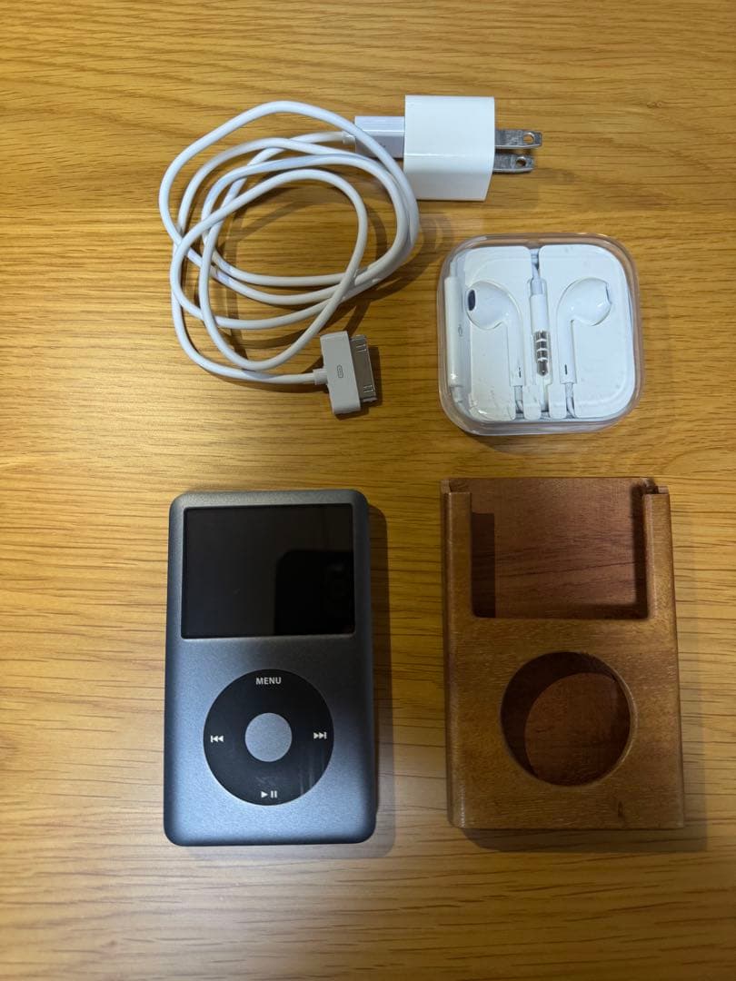 iPod classic 160GB （充電ケーブル付き）