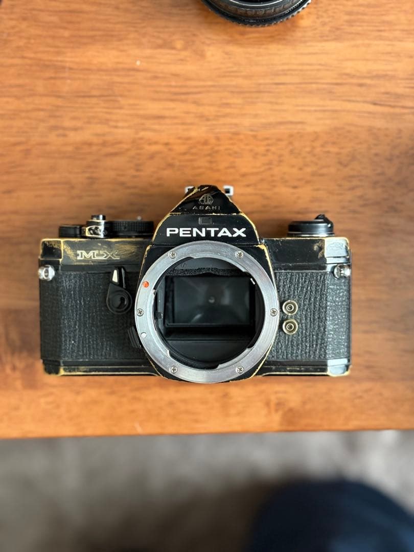 PENTAX MX SMC PENTAX-M 50mm f/1.4レンズ付き。