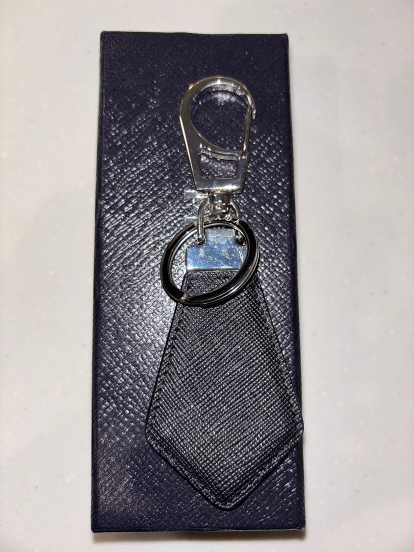 あ　PRADA トライアングルロゴ サフィアーノレザー キーチェーン