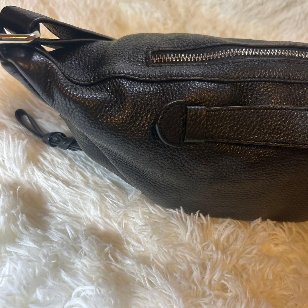 【極美品】nouer ヌエール　レザー　クロスボディバッグ　ブラック