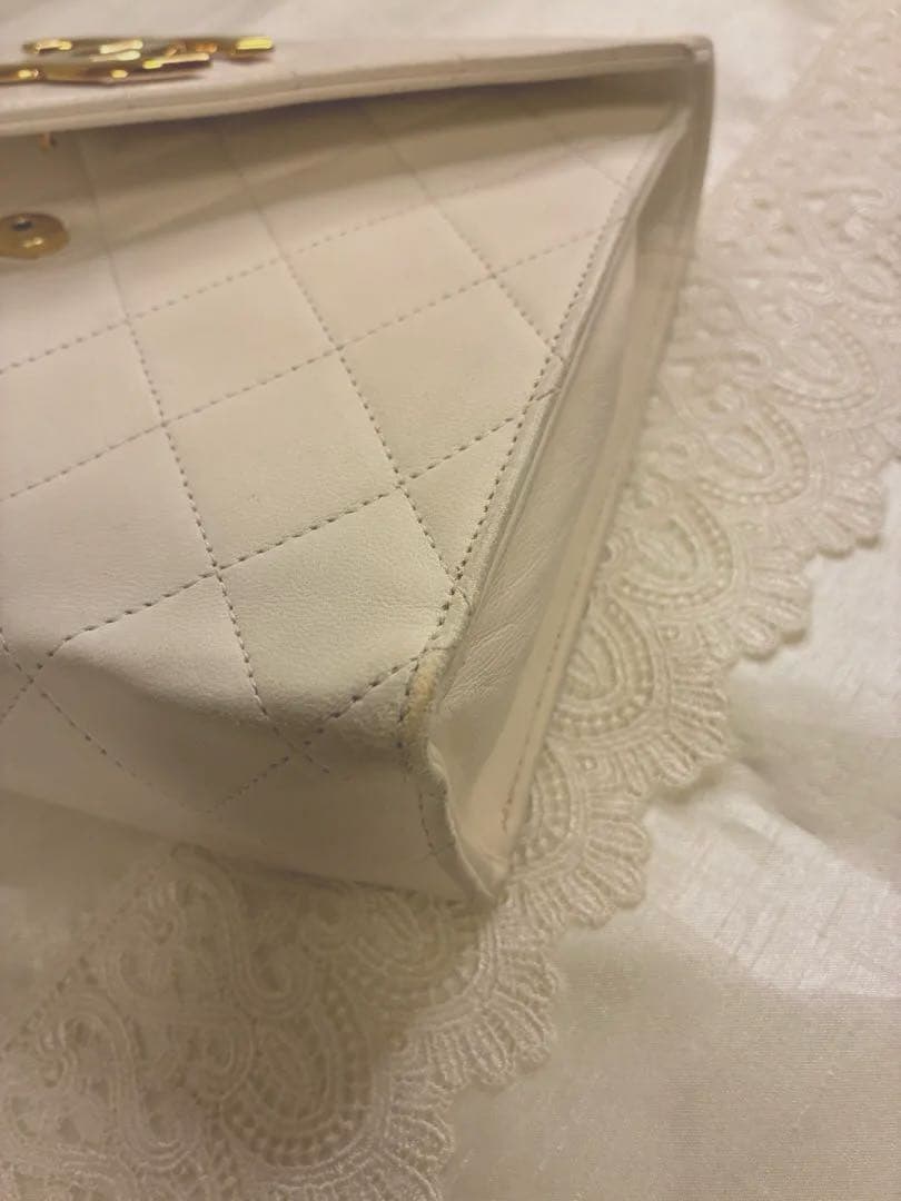 CHANEL（シャネル）のヴィンテージショルダーバッグ、ホワイトラムスキン