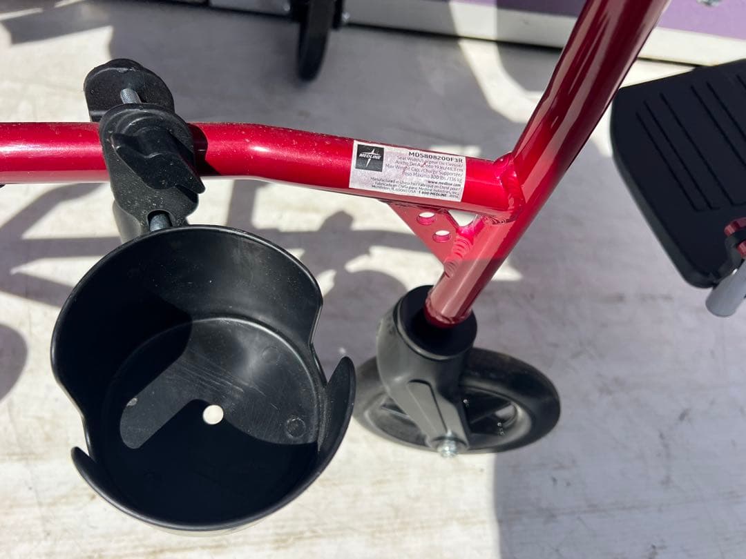 Medline 超軽量輸送車いす 大人用 折りたたみ式 座面幅19インチ レッド