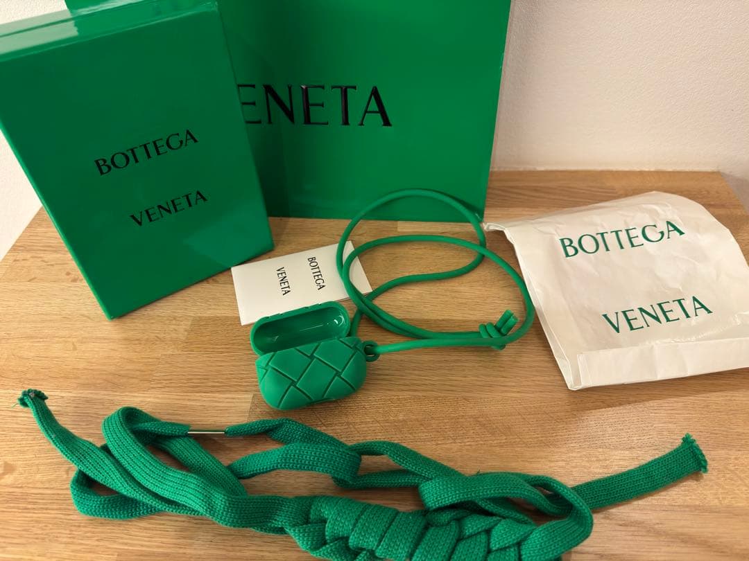 ほぼ新品極美品　ボッテガヴェネタ　Airpods Pro ケース パラキート 緑