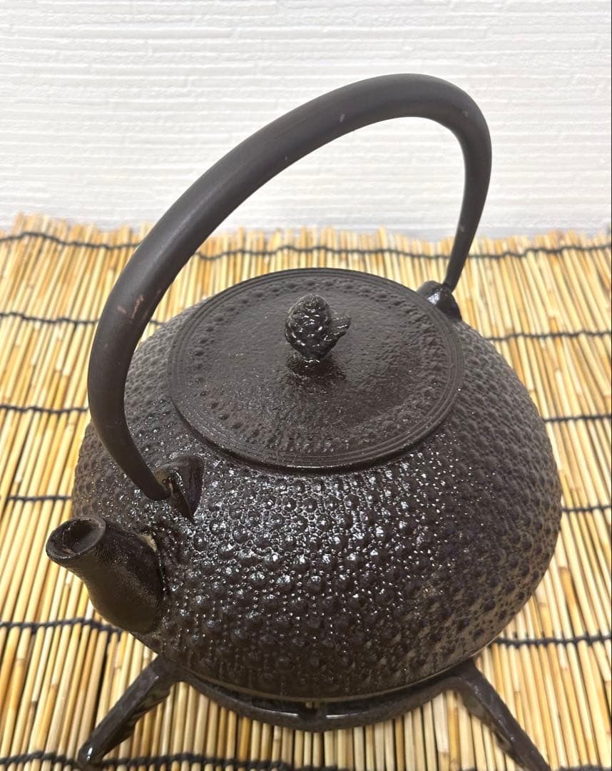 未使用品　岩手県奥州水沢幸工芸　現代の名工 佐藤勝久造　丸平型亀甲霰　南部鉄瓶