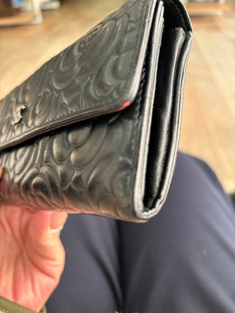 CHANEL ブラック フラワーエンボス 長財布