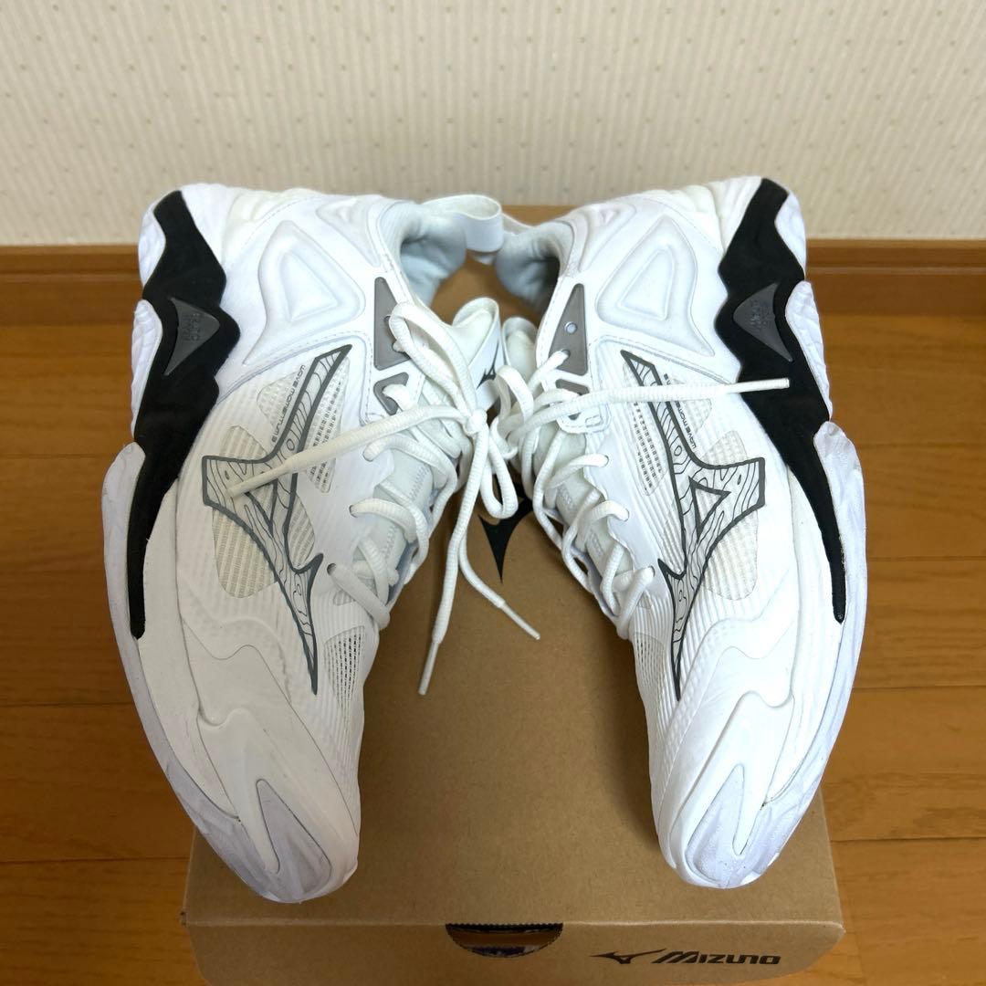 バレーボールシューズ（ウェーブモーメンタム3）