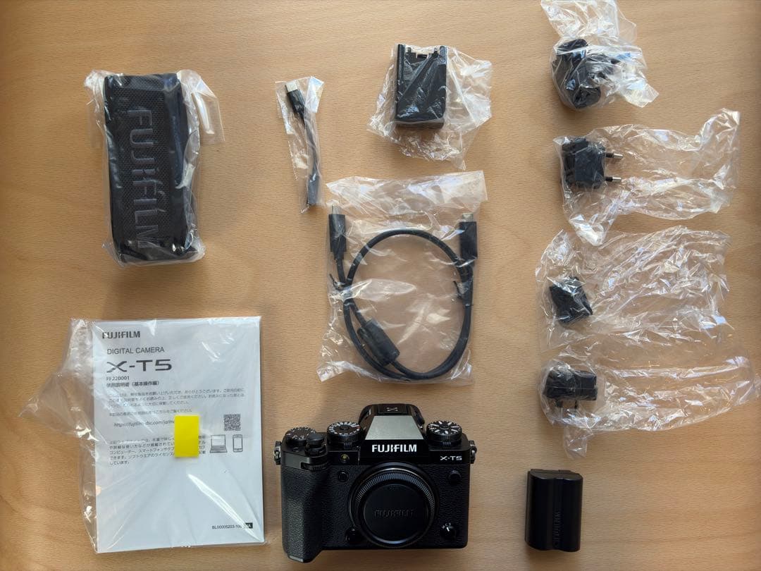 【極美品】富士フイルム X-T5 ボディ シャッター6,742回 多言語モデル