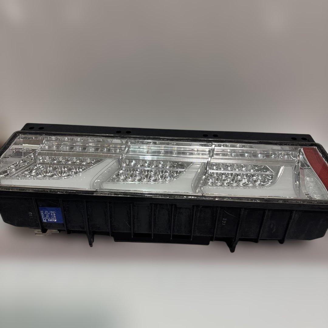 NO24 小糸 3連 トラック用 4t 10t リメイク品（運転手席）右　クリア