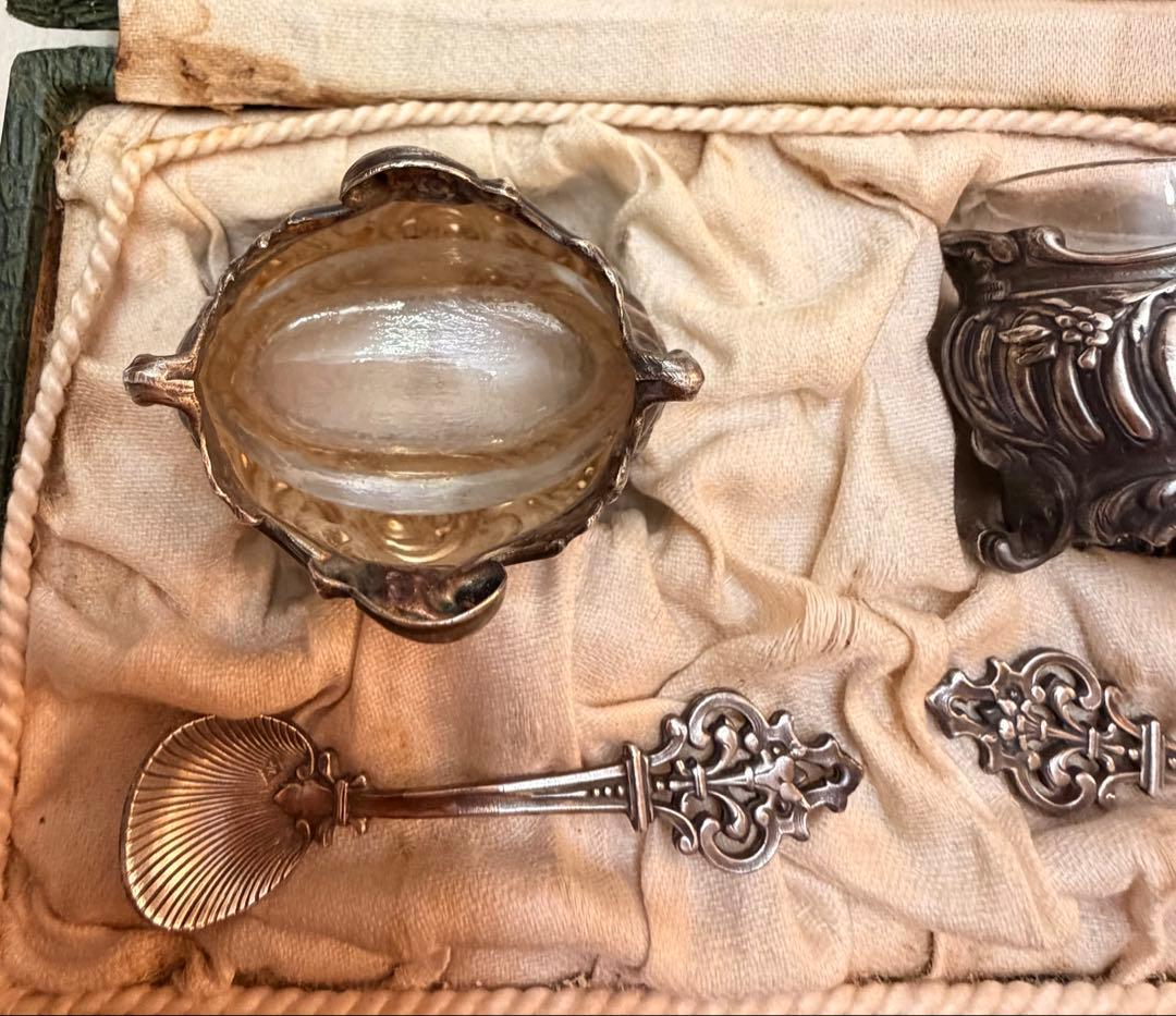 装飾的なシルバー製のソルトセラーとスプーンセット