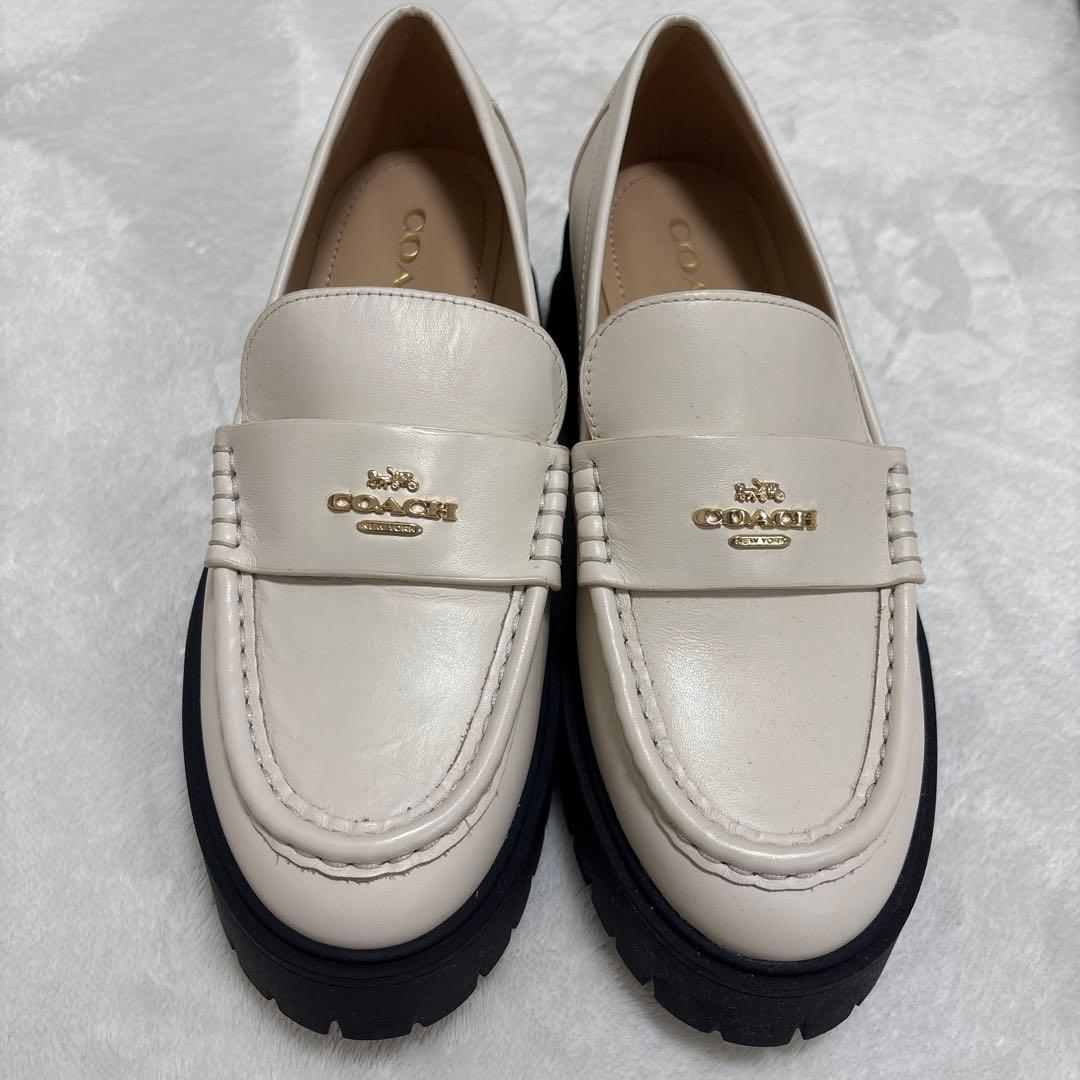 専用COACH ホワイト ローファー 合成皮革