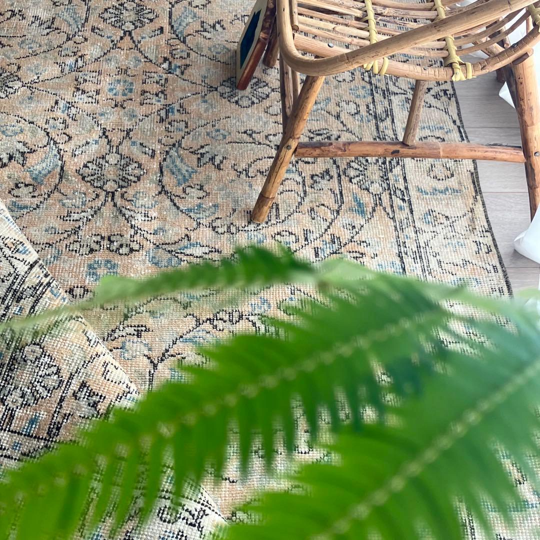 囲みコーラルベージュ✳︎111×211 フローラル　ブルー　トルコヴィンテージラグ