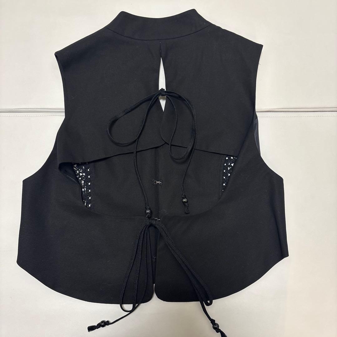 マメクロゴウチ　Cording Emb Detail Cotton Vest