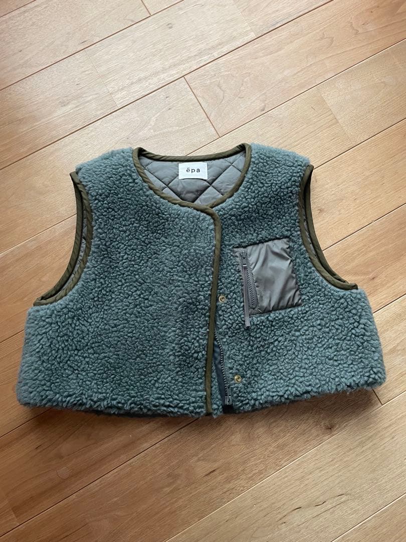 kmcp. epa リバーシブルショートベスト　ボア　ダウンベスト