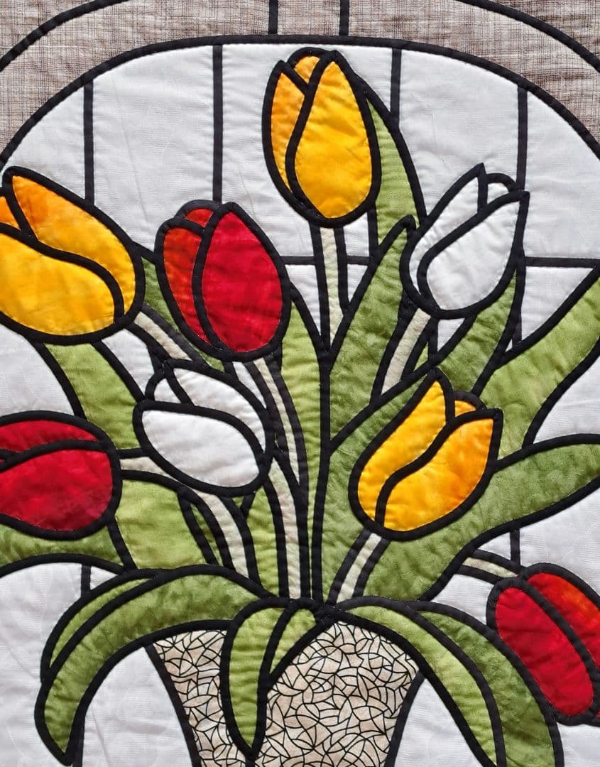 ハンドメイド　パッチワークタペストリー(ステンドグラス調チューリップ)