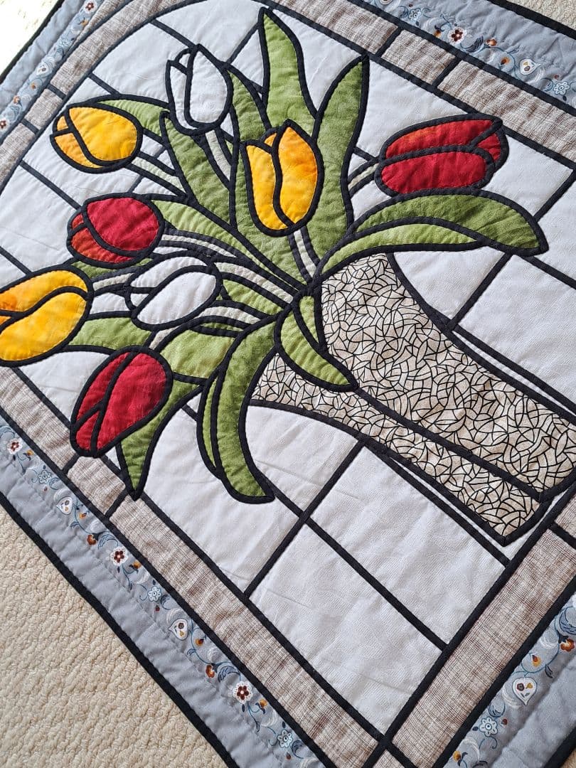 ハンドメイド　パッチワークタペストリー(ステンドグラス調チューリップ)