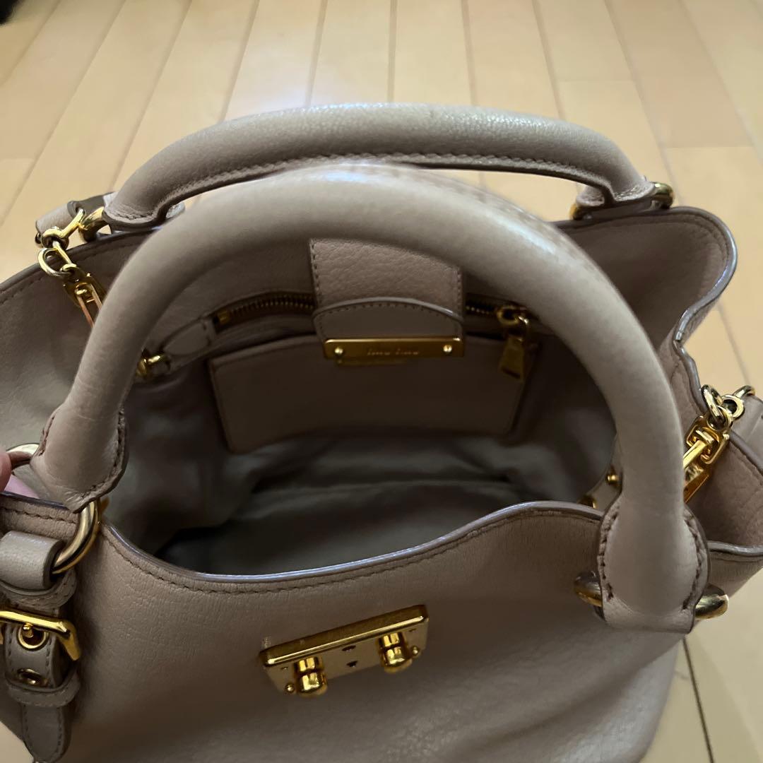 Miu Miu ベージュ レザー ハンドバッグ
