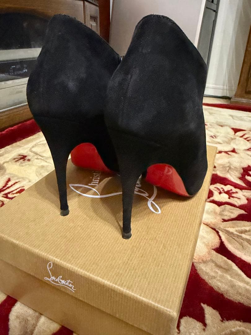 Christian Louboutin 黒スエードアンクルブーツ