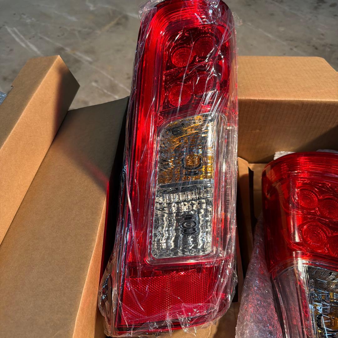 日産NV350テールランプ 赤 2個セット 配線付き