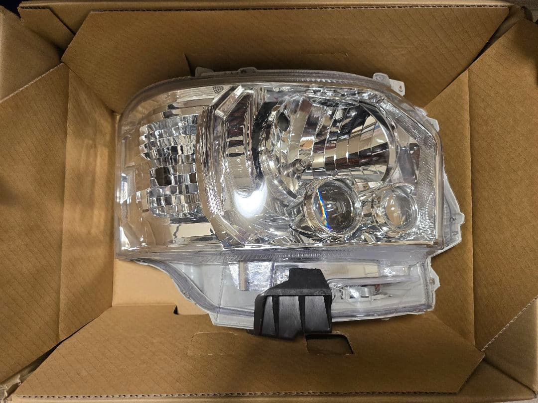 ハイエース　ヘッドライト 右