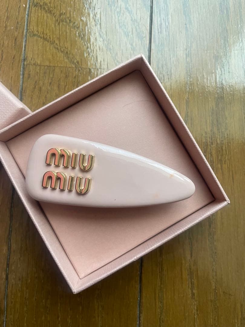 MIUMIU レザーヘアピン　ピンク