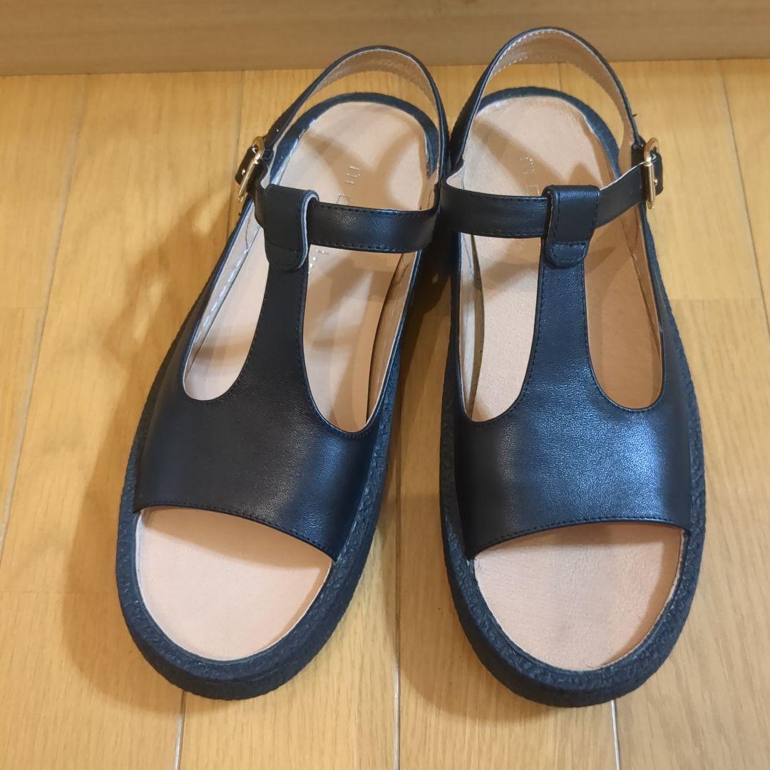 MOHI Tストラップ　フラットサンダル