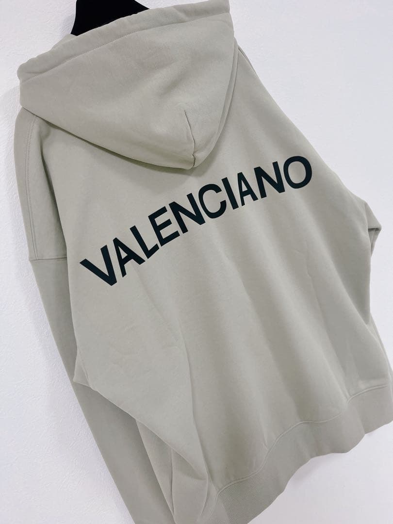 新品タグ付♡VALENCIANO ヴァレンティアーノ　バックロゴ　フーディー