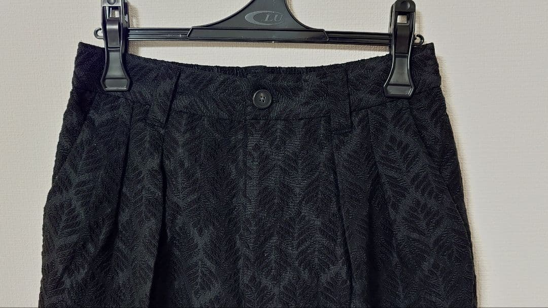 幾何学リーフモールジャガード2インタックワイドテーパードパンツ／ブラック