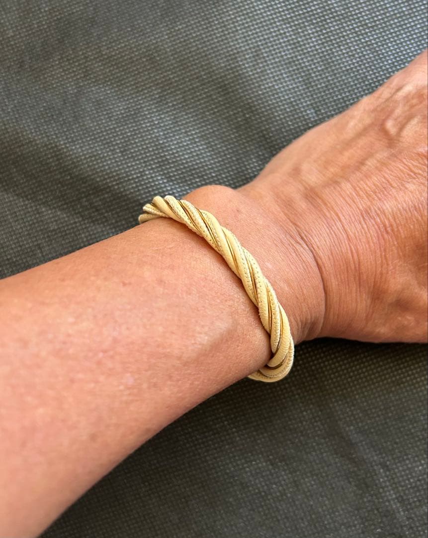 ボッテガヴェネタ AG925 レザー ツイスト バングル （ゴールドxベージュ）